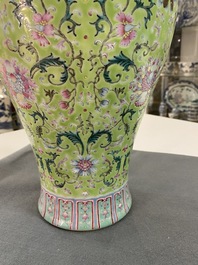 Un vase en porcelaine de Chine famille rose &agrave; fond de couleur vert lime, marque de Qianlong, 19/20&egrave;me